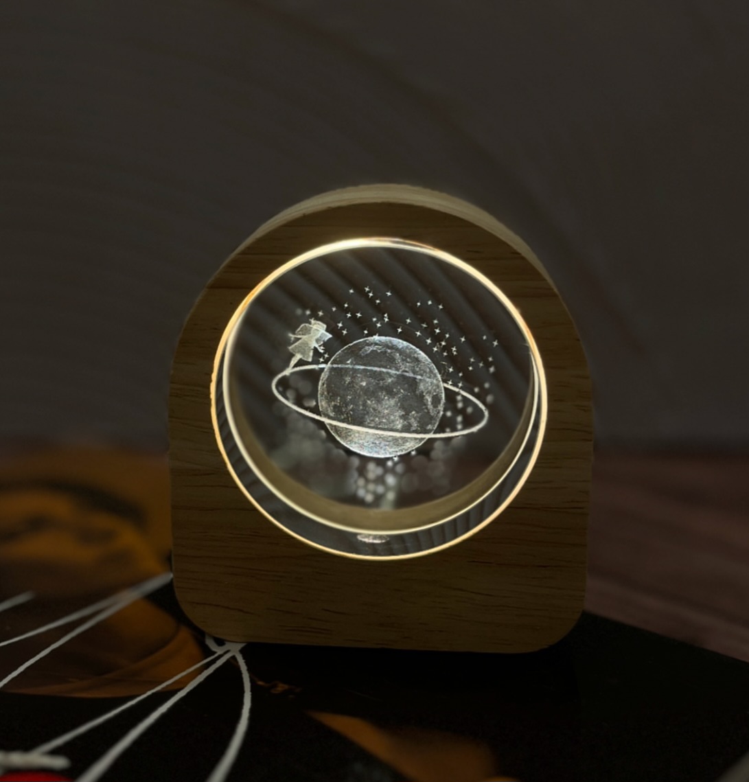 چراغ خواب کریستالی با قاب چوبی طرح ماهدخت (۶ سانتی)